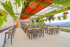 un patio extérieur avec des tables, des chaises et des plantes dans l'établissement Savieza Life Experience, à Nemocón