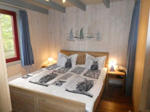 a bedroom with a large bed in a room at Wildgans 42 in Mirow