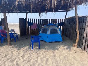 a blue tent and chairs on the beach at ZONA DE CAMPING ANGEL DE EL MAR in Playa Azul