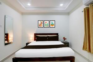 A bed or beds in a room at Super Collection O Madhapur near Cyber Tower