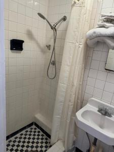 Um banheiro em Budget Inn - Scottsboro