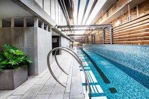 una gran piscina en un edificio en Fit For A Queen with Free Parking-Pool-Gym en Melbourne