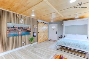 a bedroom with a bed and a painting on the wall at The Moose at Memphis Downtown & Victorian Village in Memphis +25 photos