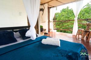 łóżko z dwoma ręcznikami na górze w obiekcie Hostal Ariantiy w mieście Pepino