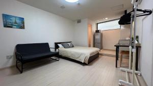ein Schlafzimmer mit einem Bett und einem Stuhl in einem Zimmer in der Unterkunft 難波南34 in Osaka + 38 Fotos