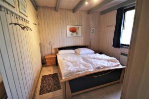 a small bedroom with a bed in a room at Wildgans 267 in Mirow