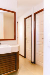 uma casa de banho com um lavatório e um espelho em Palace Beach Hostel no Rio de Janeiro