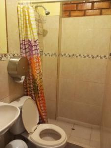 y baño con aseo y ducha. en ALOJAMIENTO PICSHA EXPEDITIONS, en Huaraz