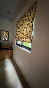 Una habitación con una ventana con una cortina. en CD NATUREVIEW en Matangtubig