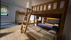 MatangtubigにあるCD NATUREVIEWの二段ベッド2組と階段が備わる客室です。