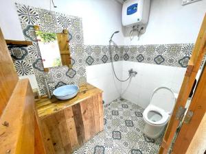 ein kleines Bad mit WC und Waschbecken in der Unterkunft Mơ Homestay - Đầm Vân Long in Vân Lung