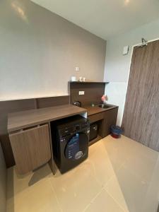 a kitchen with a washer and dryer in a room at The Shore by MD Staycation in Kota Kinabalu