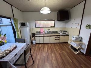 a small kitchen with a sink and a refrigerator at 高島市一棟貸切貸別荘グループファミリーok大人数でご利用だとお得連泊がお得 in Takashima