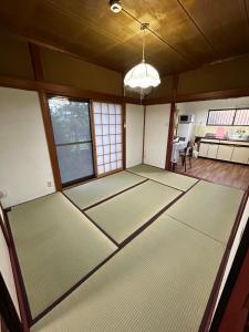 Rúm í herbergi á 高島市一棟貸切貸別荘グループファミリーok大人数でご利用だとお得連泊がお得