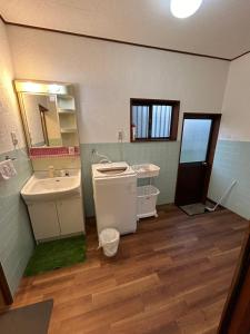 a bathroom with a sink and a mirror at 高島市一棟貸切貸別荘グループファミリーok大人数でご利用だとお得連泊がお得 in Takashima