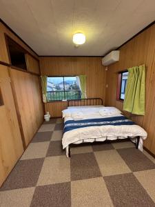 Rúm í herbergi á 高島市一棟貸切貸別荘グループファミリーok大人数でご利用だとお得連泊がお得