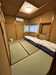 Rúm í herbergi á 高島市一棟貸切貸別荘グループファミリーok大人数でご利用だとお得連泊がお得