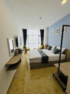 una grande camera da letto con un grande letto e una scrivania di Like Hotel ad Ho Chi Minh