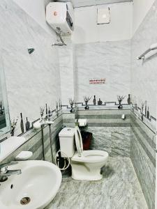 łazienka z toaletą i umywalką w obiekcie NA NA Homestay w mieście Cát Bà