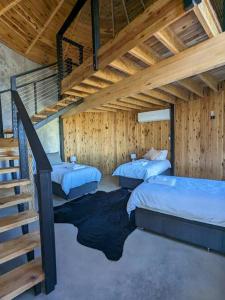 Postel nebo postele na pokoji v ubytování Top Paddock Silo Stay