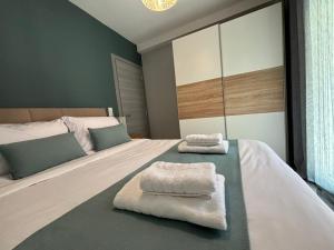 Un pat sau paturi într-o cameră la Domi Luxury