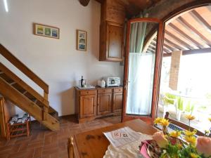 cocina con escalera y mesa en una habitación en Belvilla by OYO Iris e Rosa tea, en Montaione