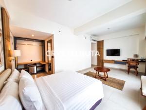 TV a/nebo společenská místnost v ubytování Crystalkuta Hotel - Bali