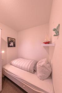 a small bedroom with a bed in a room at Gartendeck 531 in Rechlin