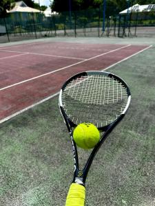 Tenis a/nebo squash v ubytování Le Havre de L'Autre Bord ! nebo okolí