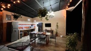 eine Küche und ein Esszimmer mit einem Tisch und Stühlen in der Unterkunft Miniapartamento el Guanacaste, cerca Tamarindo in Santa Cruz
