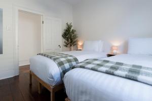 2 Betten nebeneinander in einem Zimmer in der Unterkunft Comfortable Urban Cottage with Parking in Launceston