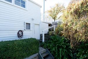 Ein weißes Haus mit einem Kranz daneben. in der Unterkunft Comfortable Urban Cottage with Parking in Launceston