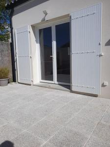 an open door of a building with a patio at Studio cosy maison neuve Rodger in Médis