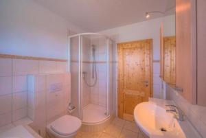 La salle de bains est pourvue d'une douche, de toilettes et d'un lavabo. dans l'établissement Mitteldeck 514, à Zielow