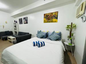 Cama o camas de una habitación en Vinia Infinity Studio 1 Near Malls with WiFi and Netflix