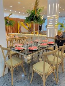 einen Tisch und Stühle mit Tellern und Gläsern darauf in der Unterkunft SAPHYR GROUP HOTELIER in Douala
