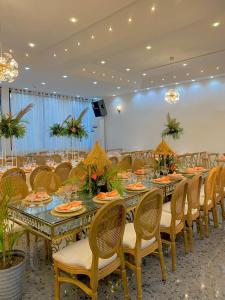 une salle à manger avec une grande table et des chaises dans l'établissement SAPHYR GROUP HOTELIER, à Douala