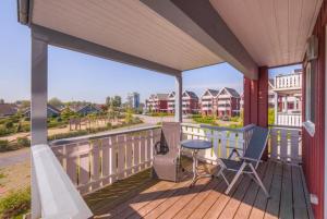 a porch with a table and chairs on a balcony at Mitteldeck 523 in Rechlin
