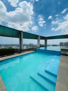 Piscina en o cerca de Vinia Infinity Studio 1 Near Malls with WiFi and Netflix