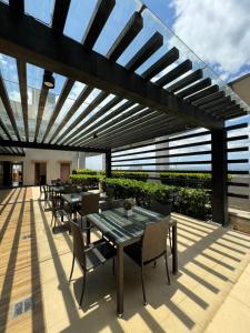 Un balcón o terraza de Vinia Infinity Studio 1 Near Malls with WiFi and Netflix