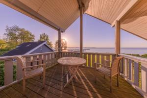 a porch with a table and chairs and the ocean at Wildgans Classic 29 in Rechlin