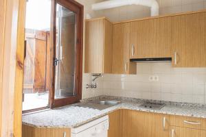 uma cozinha com um lavatório e uma janela em Apartamentos Grist em Eriste