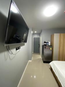 Ban Pa Toem的住宿－The Northern MFU，卧室配有壁挂式平面电视。