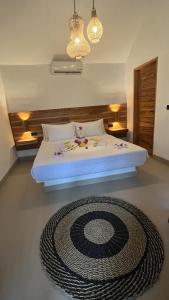 1 dormitorio con 1 cama con alfombra grande en Marygio Gili Resort, en Gili Trawangan