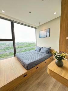 łóżko w pokoju z dużym oknem w obiekcie Tofu's House - 2 BR APT in Sol Forest - Ecopark w mieście HÆ°ng YÃªn