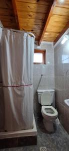 een badkamer met een toilet en een wastafel bij Alquiler Temporario Rincón de Luz in Río Grande