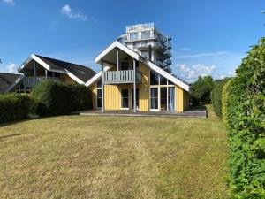 ein Haus mit einem großen Garten davor in der Unterkunft Seeschwalbe Classic 41 in Rechlin