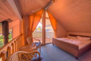 ein Schlafzimmer mit einem Bett in einem Zimmer mit einem Balkon in der Unterkunft Seeschwalbe Classic 58 in Rechlin