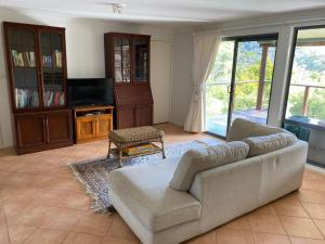 DurrasにあるCarr Street Murramurang National Park managed by Batemans Bay Accomのソファとテレビのあるリビングルーム