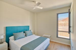 AbadesにあるCielo de Abades Live Canariasのベッドルーム1室(青いヘッドボード付きのベッド1台、窓付) +38枚の写真